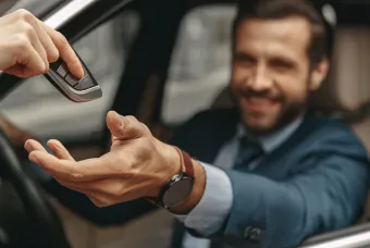 man krijgt autosleutel overhandigd